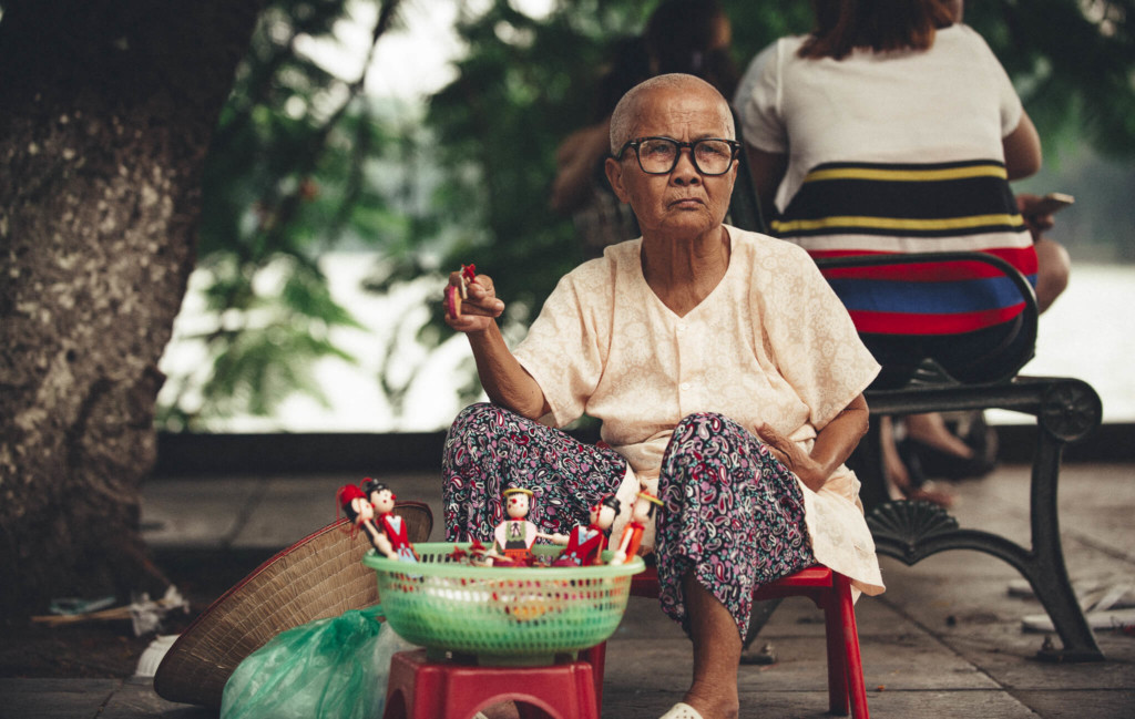 Venditrice di marionette in Vietnam - By Luca Zizioli